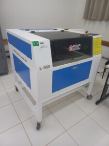 Cortadora e gravadora a laser